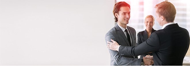 Arbeitgeber und Arbeitnehmer beim Handschlag – Karriere bei SV SparkassenVersicherung