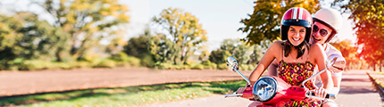 mopedversicherung-7-paar-auf-moped